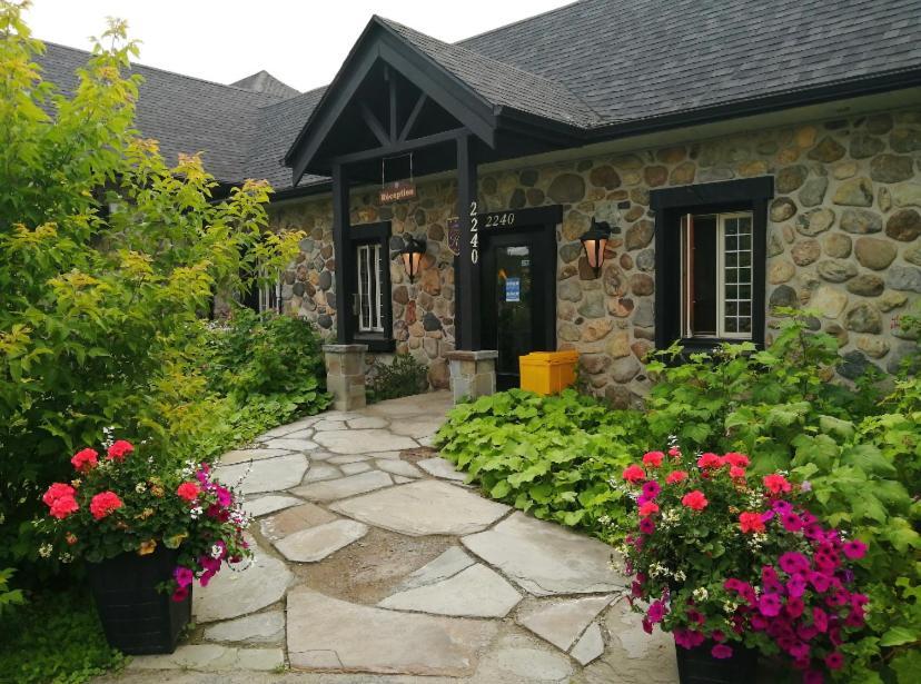Condo Hotel Au Pied Du Mont Orford Exterior foto